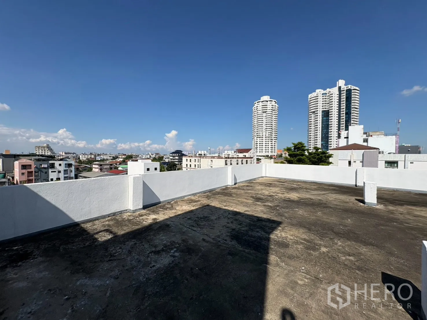 Warehouse for rent in Bang Na, Bangkok - Rooftop view across surrounding buildings from the terrace.