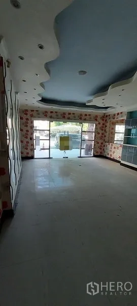 带办公室的家 出售在Wang Thonglang, Bangkok - 一层空间，波浪形天花、筒灯与落地玻璃门