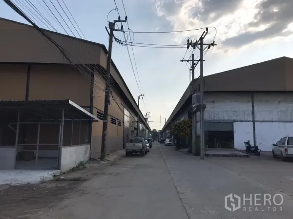 คลังสินค้า ให้เช่าในBang Phli, Samut Prakan - ถนนคอนกรีตภายในโครงการโกดัง โกังสองฝั่งทาง มีเสาไฟและทางรถบรรทุกเข้าออกสะดวก