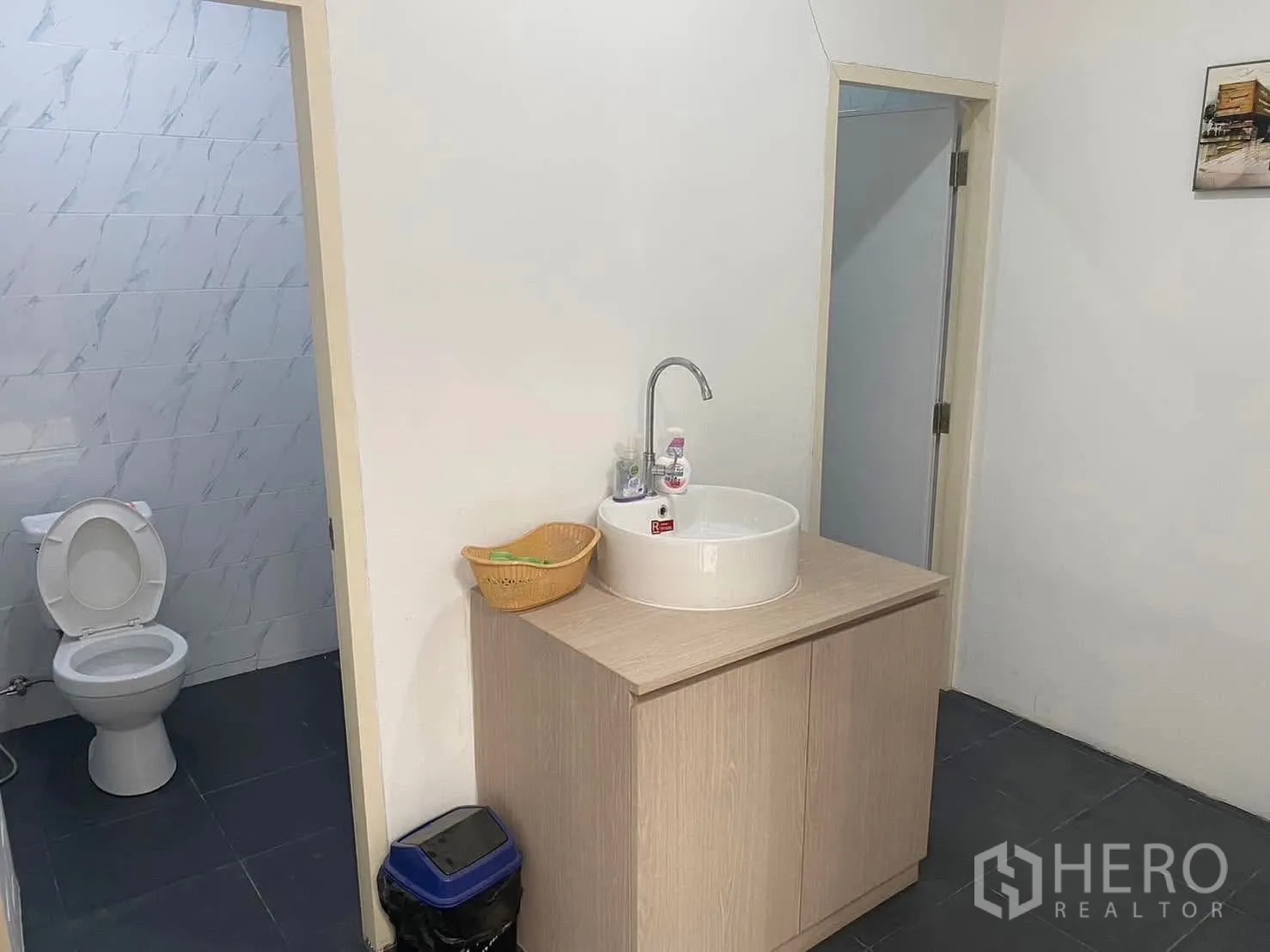 Warehouse for rent in Mueang Samut Prakan, Samut Prakan - Restroom area with toilet, basin, and storage vanity.