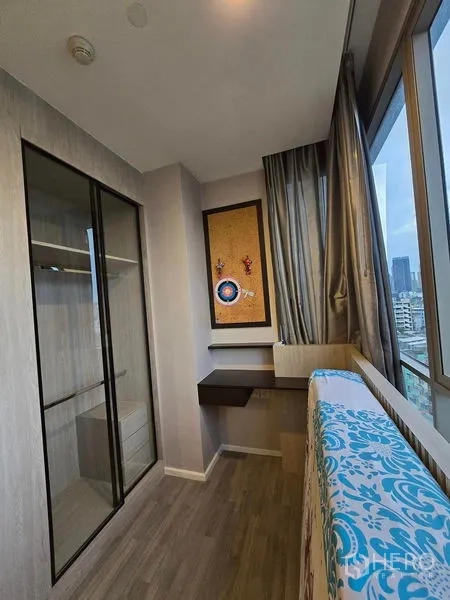 Condominium for rent - Multi-purpose room with glass wardrobe, built-in desk and corner windows.
