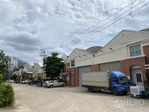 Warehouse for rent in Samut Sakhon - Row of warehouses with trucks parked and big roll-up doors.