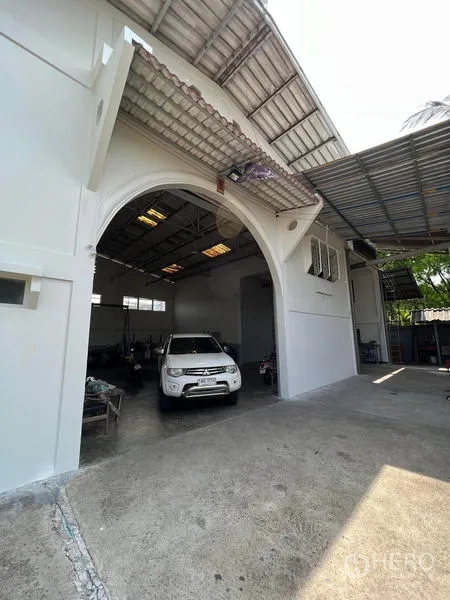 货栈 出租在Thung Khru, Bangkok - 外部装卸区，拱形车道入口，白色皮卡停在雨棚下。