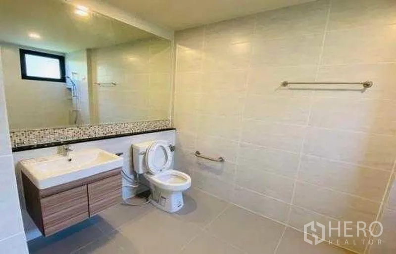 บ้าน ขายในBang Phli, Samut Prakan - ห้องน้ำสะอาด เเคบินเน็ตลอย เคาน์เตอร์โมเสก และกระจกบานใหญ่