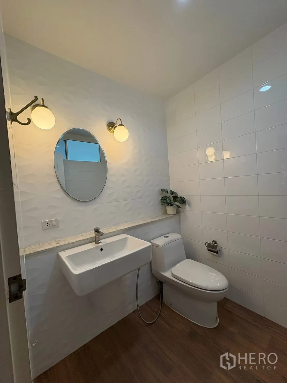 บ้านเดี่ยว for rent in Prawet, Bangkok - ห้องน้ำชั้นล่างพร้อมอ่างล้างหน้า โถสุขภัณฑ์ และโคมไฟผนัง