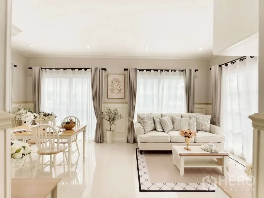 Detached House for rent in Khlong Luang, Pathum Thani - Bright living and dining room with neutral tones, large windows, sofa and dining set