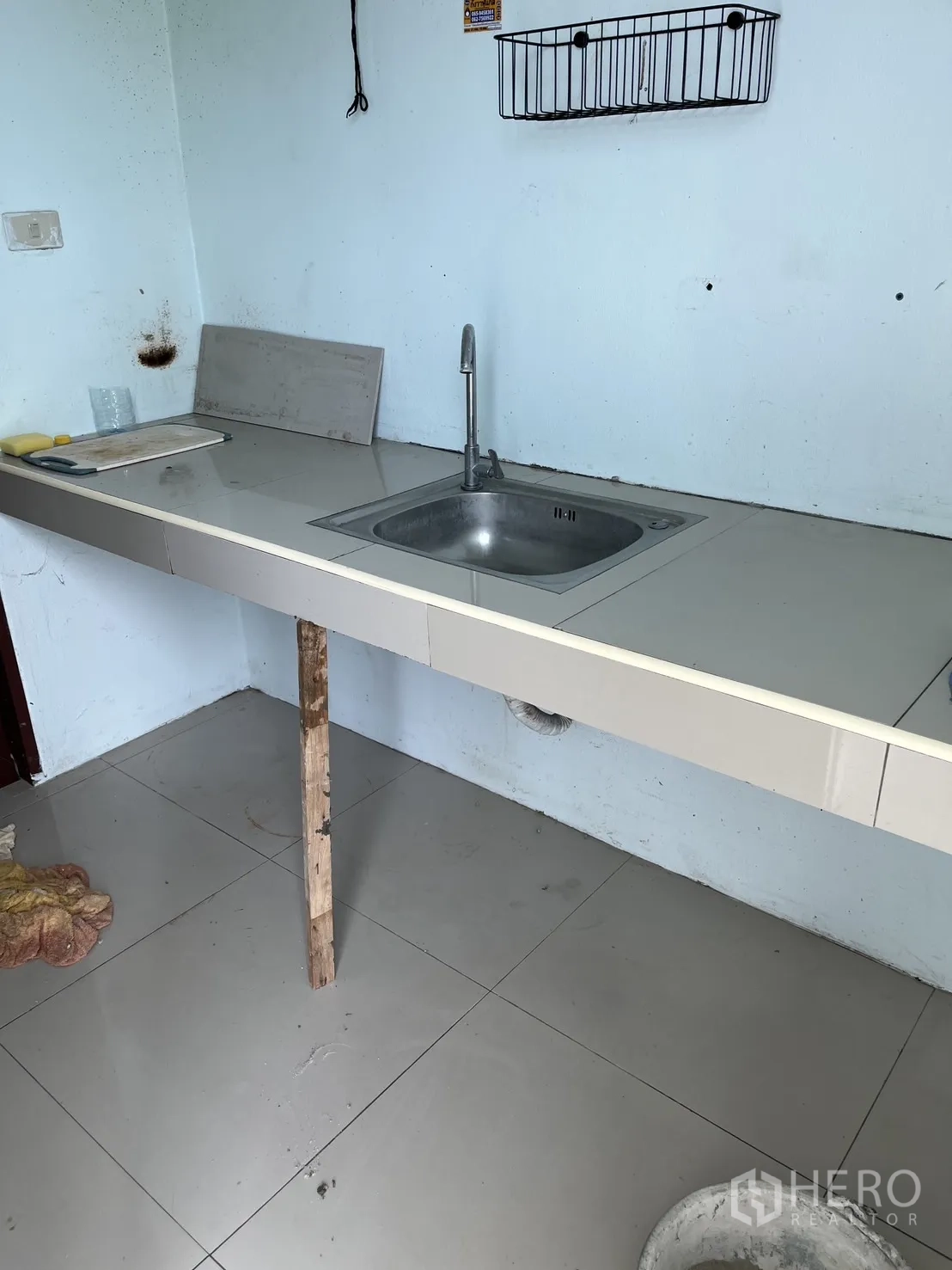 Warehouse for rent in Bang Len, Nakhon Pathom - Simple staff pantry with sink and long countertop.