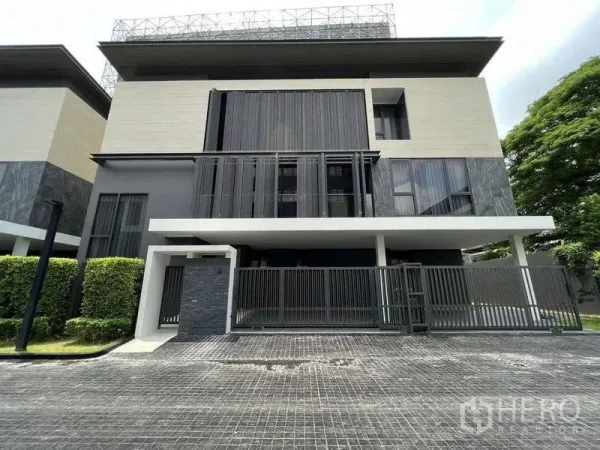 独立式住宅 出售在Suan Luang, Bangkok - Suan Luang曼谷现代三层独栋别墅外观，带入户围栏