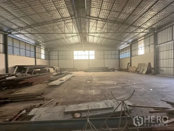 คลังสินค้า ให้เช่าในSaphan Sung, Bangkok - มุมมองกึ่งกลางโกดัง มีหน้าต่างรับแสง เพดานสูง ไฟโรงงาน และพื้นคอนกรีตเรียบ