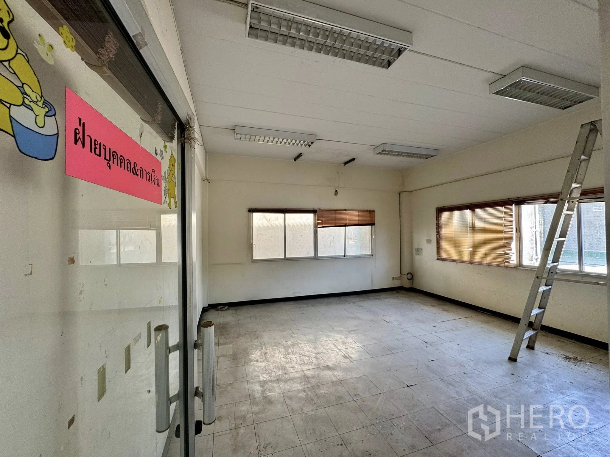 คลังสินค้า for rent in Mueang Samut Sakhon, Samut Sakhon - ห้องออฟฟิศหลังประตูกระจก ป้ายภาษาไทย บันไดพาดผนัง