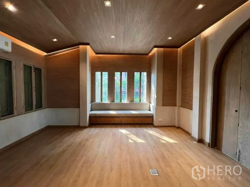 零售空间 出租在Phaya Thai, Bangkok - 宽敞的木饰面零售房，带长椅与嵌灯
