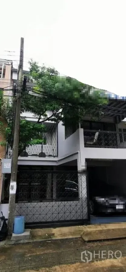 联排别墅 出租在Watthana, Bangkok - 瓦他那区两层联排别墅，带大门和有顶车位，门前绿意盎然