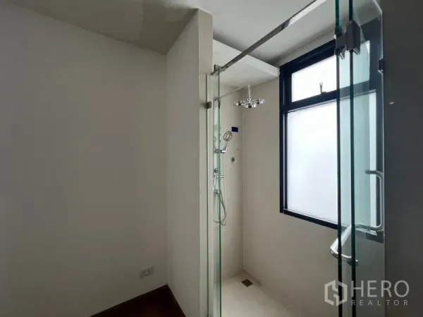 联排别墅 出租或出售在Khlong Toei, Bangkok - 采光充足的浴室，磨砂窗与玻璃淋浴房及雨淋花洒。