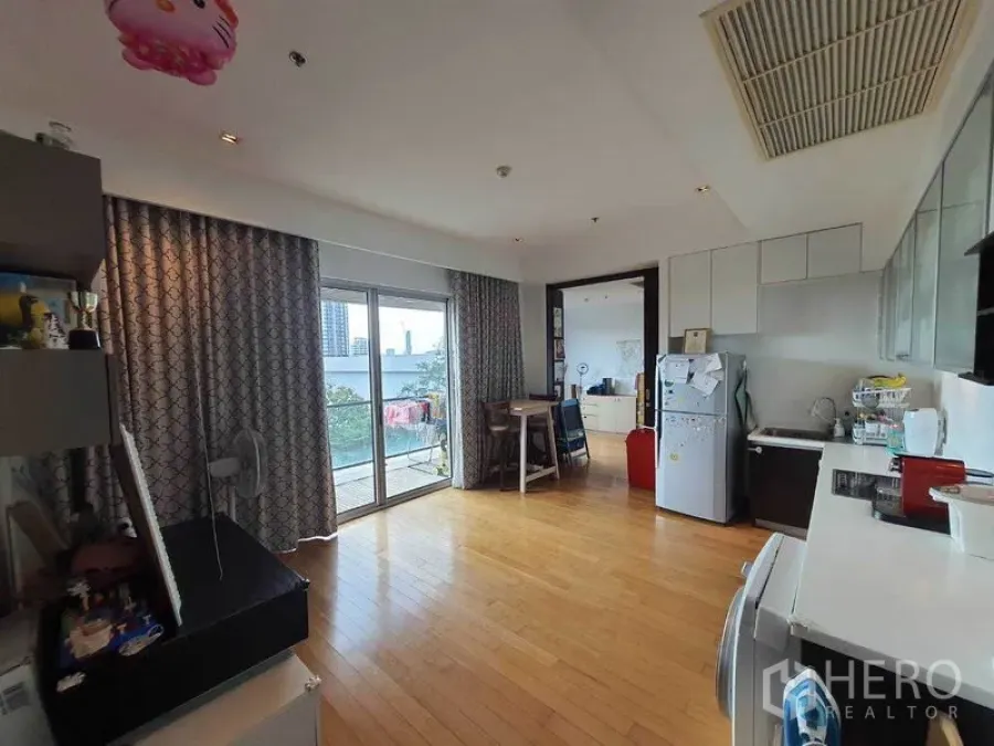 公寓 出租在Yan Nawa, Bangkok - 开放式起居区，完整厨房、用餐角与通阳台玻璃门。