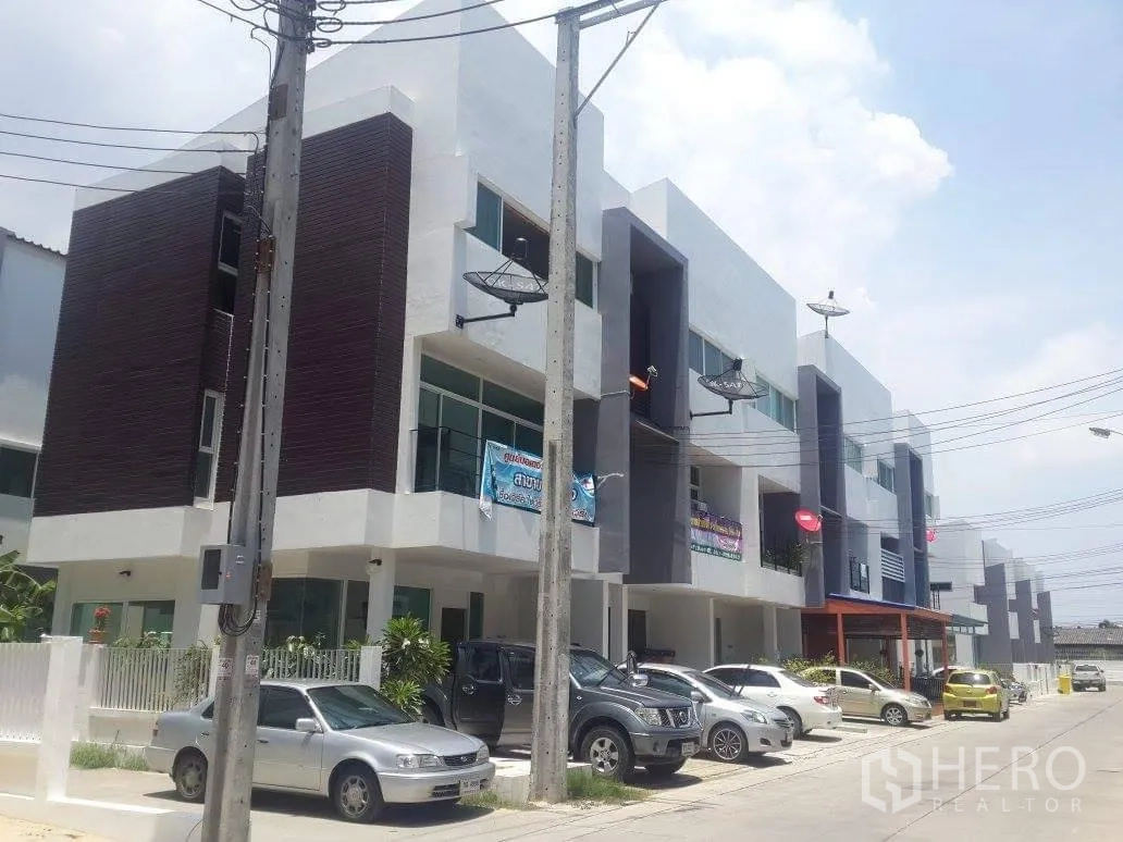 公寓 出租在Pathum Wan, Bangkok - 一排现代联排住宅，街边停车位与安静街景
