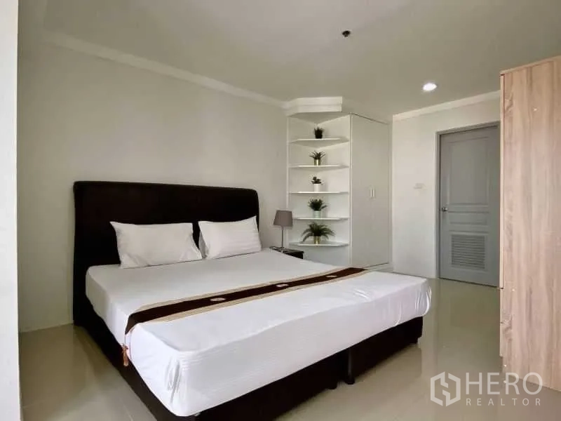 公寓 出租在Khlong Toei, Bangkok - 主卧配大床、内置搁架与衣柜，色调素雅。