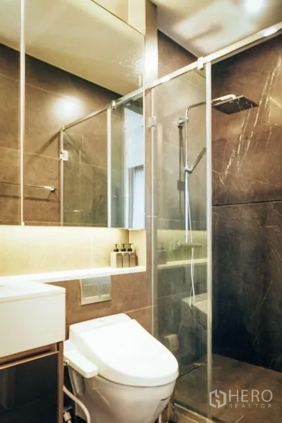 คอนโด ให้เช่าหรือขายในHuai Khwang, Bangkok - ห้องน้ำทันสมัย ฝักบัวเรนชาวเวอร์ กั้นกระจก และผนังกระเบื้อง