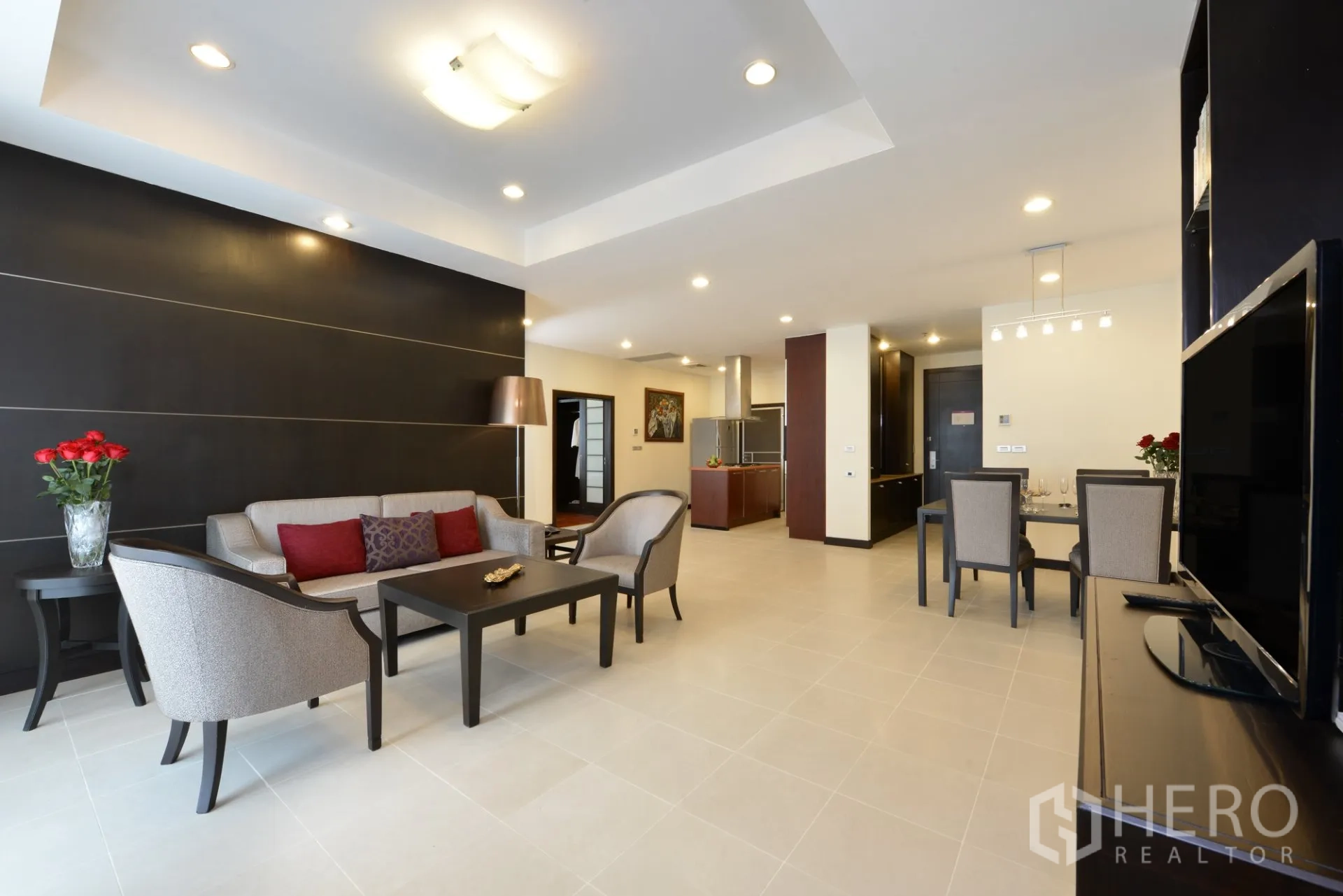 公寓 for rent in Watthana, Bangkok - 开放式客餐厅，配沙发、特色墙、电视柜与嵌入式照明。