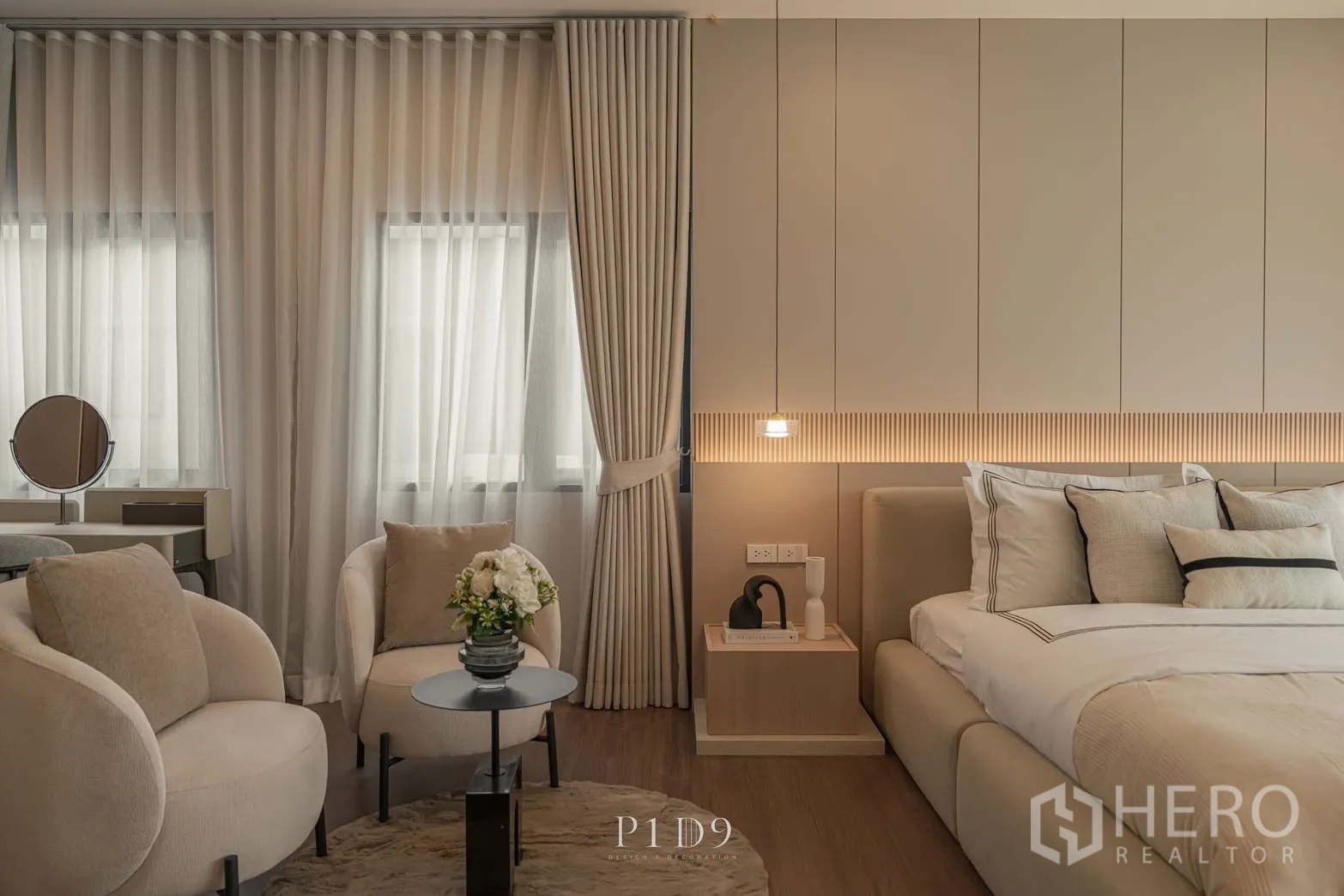 独栋房屋 for rent in Bang Phli, Samut Prakan - 床旁休闲区配圆几与纱帘。