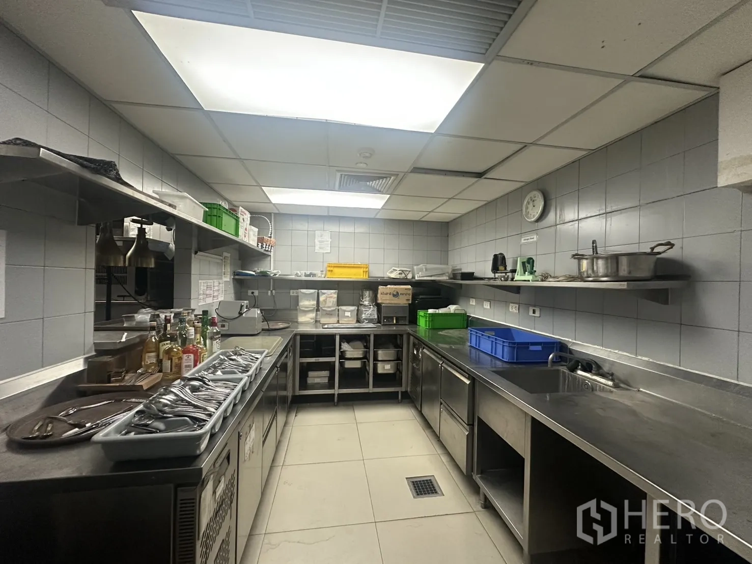 Retail Space for rent in Khlong Toei, Bangkok - Stainless-steel prep room with undercounter fridges and storage racks.