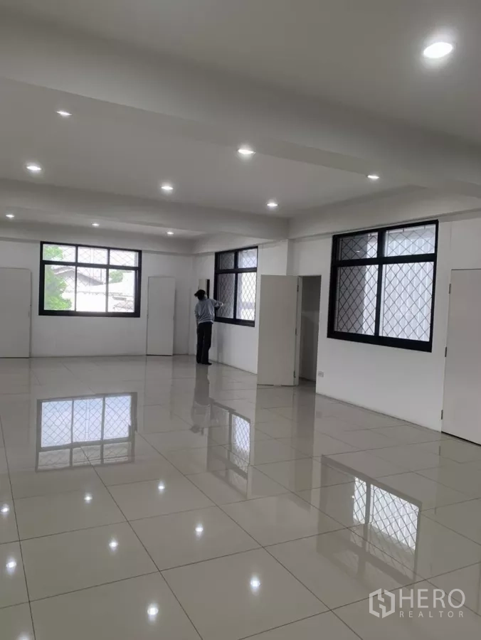 โรงงาน ให้เช่าในMueang Samut Prakan, Samut Prakan - ห้องสำนักงานปูกระเบื้องสว่าง พร้อมหน้าต่างบานใหญ่และไฟดาวน์ไลต์