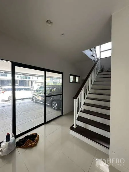 Detached House for sale in Lam Luk Ka, Pathum Thani - Entrance foyer with floor-to-ceiling glass beside the carport.
