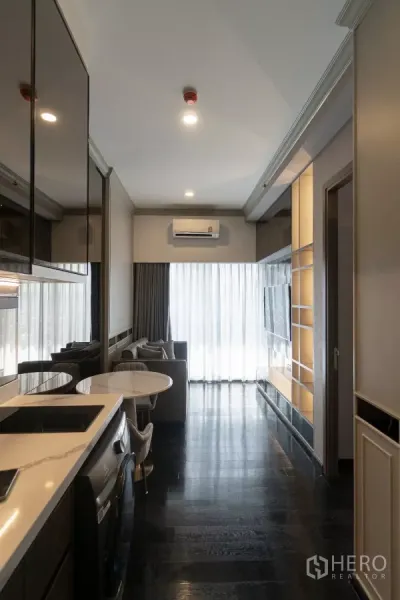คอนโด ให้เช่าในWatthana, Bangkok - มุมมองจากครัวสู่ห้องนั่งเล่น มีม่านโปร่งสูงจรดเพดานและเครื่องปรับอากาศ