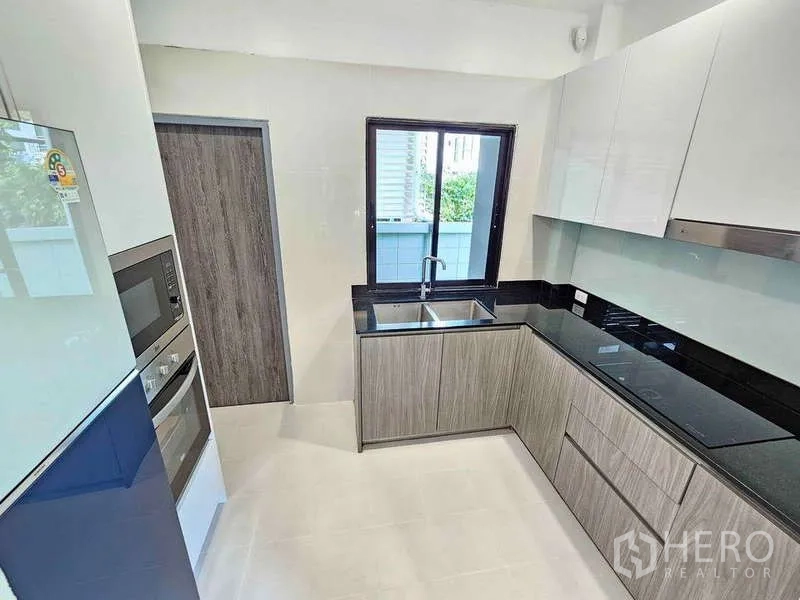 独立式住宅 出租在Prawet, Bangkok - 现代L型厨房，黑色石材台面与带窗洗涤槽