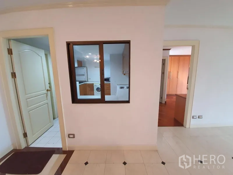 Condominium for rent in Pathum Wan, Bangkok - Hallway with interior window looking into the separate kitchen and access to bedrooms.