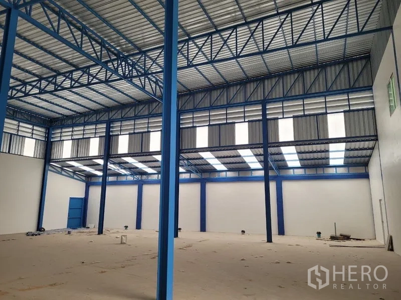 Factory for rent or sale in Khlong Luang, Pathum Thani - Open-span factory floor with skylight roof panels and ample natural light.