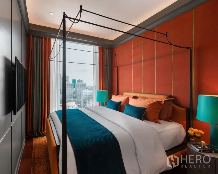 คอนโด ขายในWatthana, Bangkok - ห้องนอนเตียงสี่เสา ผนังพาเนลโทนอุ่น พร้อมวิวเมืองกว้าง