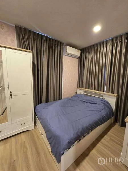 Detached House for rent in Thanyaburi, Pathum Thani - Cozy secondary bedroom with double bed, wardrobe, air conditioner and blackout curtains.
