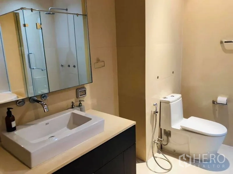 คอนโด ให้เช่าหรือขายในWatthana, Bangkok - ห้องน้ำสมัยใหม่มีอ่างล้างหน้าเคาน์เตอร์ กระจกบานตู้ โถสุขภัณฑ์ และ shower