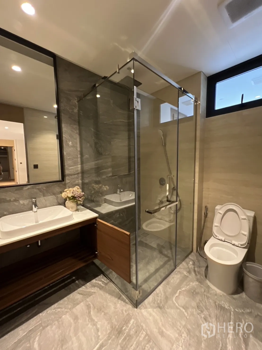 Detached House for rent in Suan Luang, Bangkok - Contemporary bathroom with glass shower and stone‑look tiles.