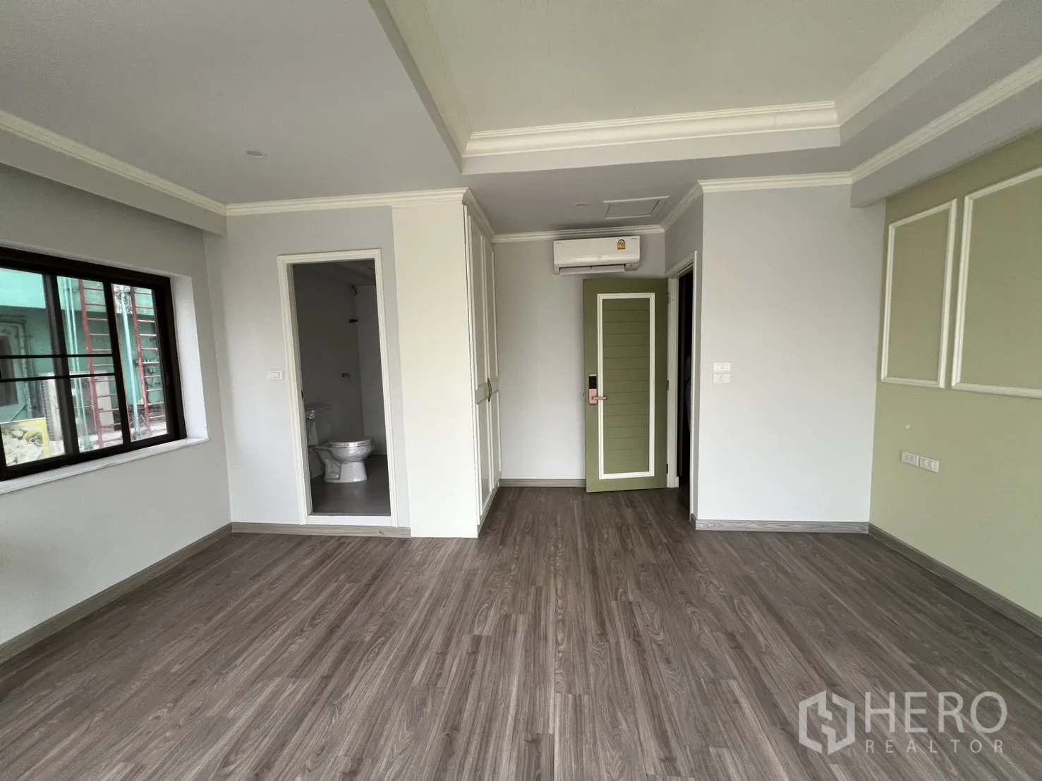 Shophouse for rent in Bang Rak, Bangkok - Corner room with window views, ensuite bathroom and air conditioning.
