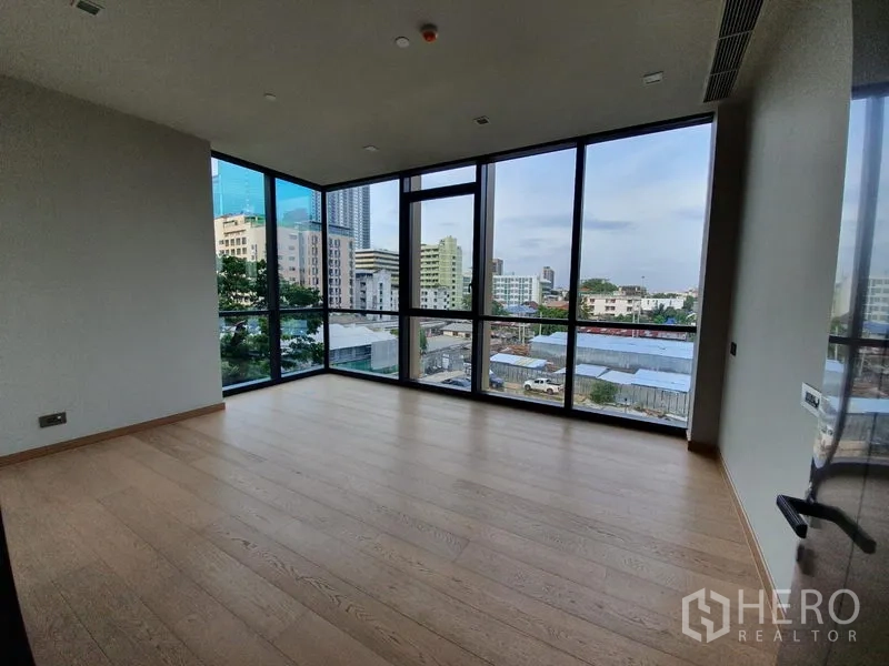 คอนโด ให้เช่าในWatthana, Bangkok - ห้องนอนมุมกว้าง กระจกพาโนรามาเห็นวิวสกายไลน์เขตวัฒนา