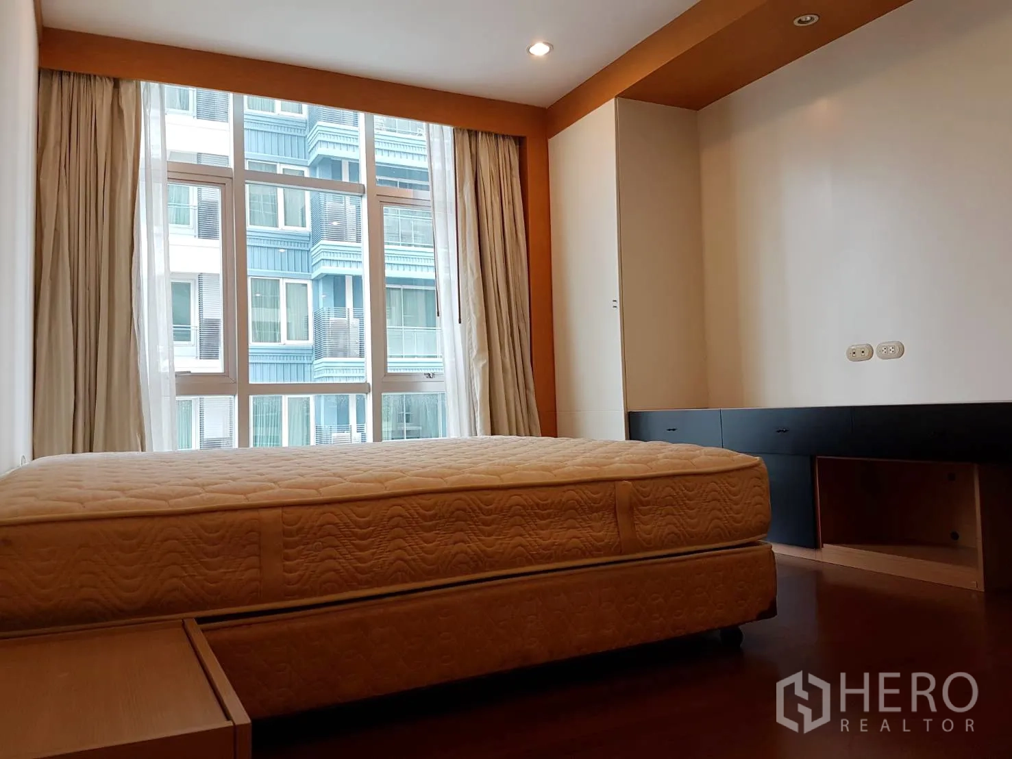 公寓 出租在Pathum Wan, Bangkok - 主卧配大窗与内置柜，可观城市景致，位于巴吞旺公寓内。