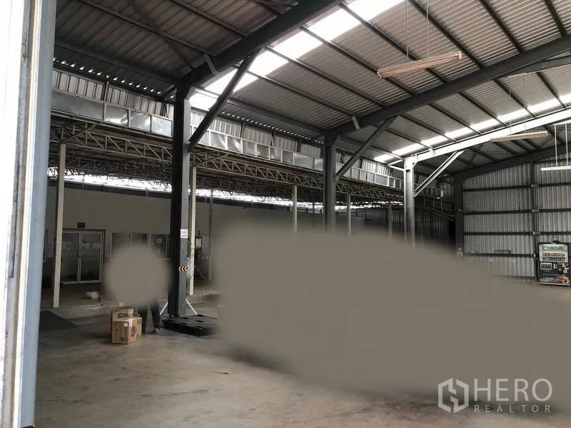 คลังสินค้า ให้เช่าในPak Kret, Nonthaburi - มุมมองภายใน แสดงเสาเหล็ก ช่องแสงสกายไลท์ ทางลาดโหลด และพื้นที่ออฟฟิศ