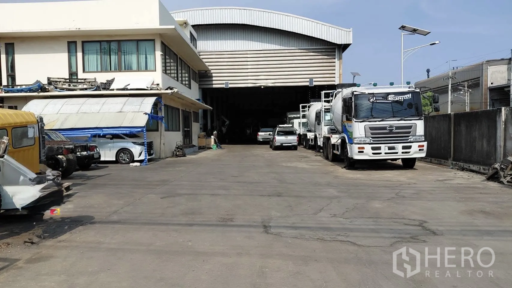 仓库 for rent in Bang Phli, Samut Prakan - 铺装卡车场地、双层办公楼及通往仓库的大型卷闸门。