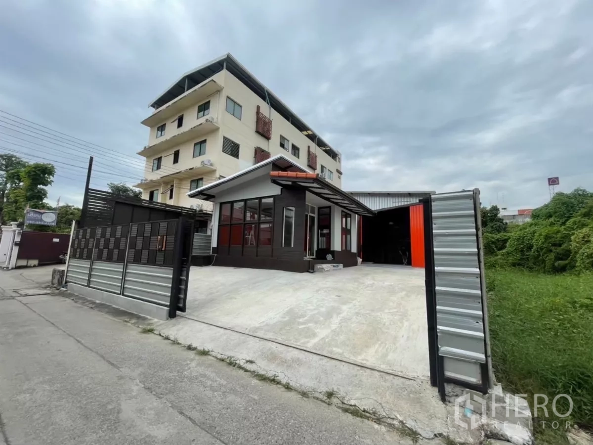 คลังสินค้า ให้เช่าในKhlong Toei, Bangkok - ภาพจากถนน แสดงประตูสไลด์กว้างและทางเข้าไปยังโกดังกับออฟฟิศ