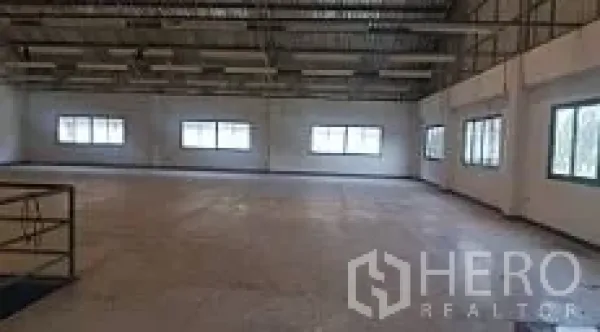 工厂 出售在Lam Luk Ka, Pathum Thani - 高挑空生产区，混凝土地面，多扇窗户采光良好。