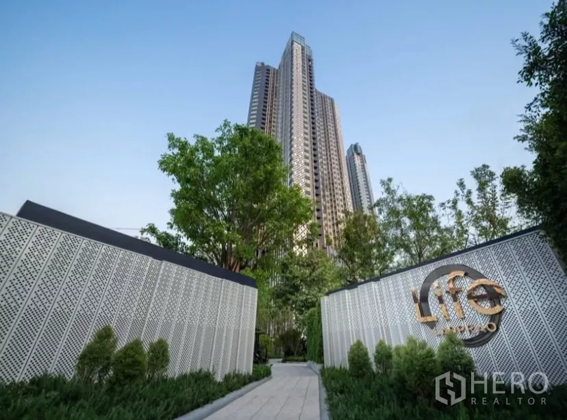 公寓 出租在Chatuchak, Bangkok - Life Ladprao 公寓塔楼与景观入口。