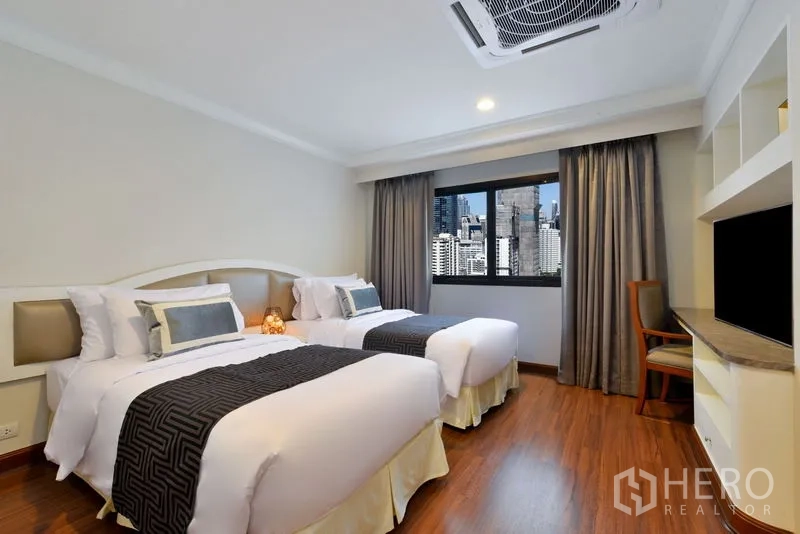 คอนโด ให้เช่าในWatthana, Bangkok - ห้องนอนเตียงคู่พร้อมหน้าต่างเห็นวิวเมือง ชั้นวางของบิวท์อิน และโต๊ะทำงาน