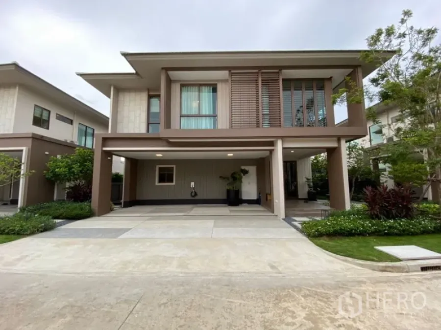Detached House for sale in Bang Kapi, Bangkok - Modern two-storey detached house facade with covered two-car carport, landscaped garden and large windows in Bang Kapi.