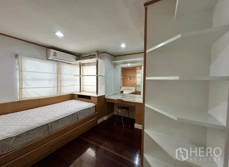 带办公室的家 出租在Suan Luang, Bangkok - 单人卧室，带内置床、书桌和搁架