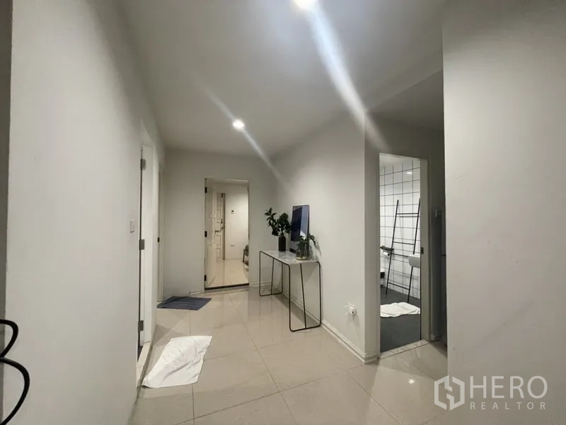 Home Office for rent or sale in Watthana, Bangkok - Upper-floor hallway with glossy tiles connecting to bedrooms and bathroom.