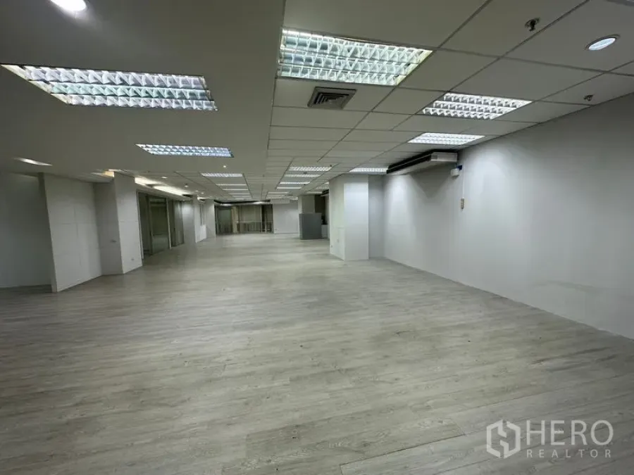 办公空间 出租在Din Daeng, Bangkok - 大型开放工作区，吊顶、多组灯具与空调设备。