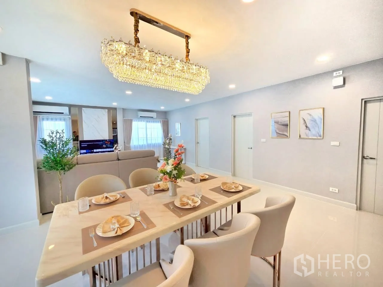 Detached House for rent in Bang Phli, Samut Prakan - Dining area with marble‑top table and crystal chandelier