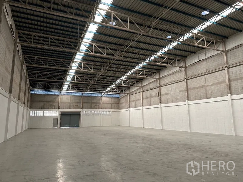 โรงงาน ให้เช่าในSi Racha, Chon Buri - ฮอลล์คลังสินค้าเปิดโล่ง โครงหลังคาเหล็กและแถบสกายไลท์ให้แสงธรรมชาติ