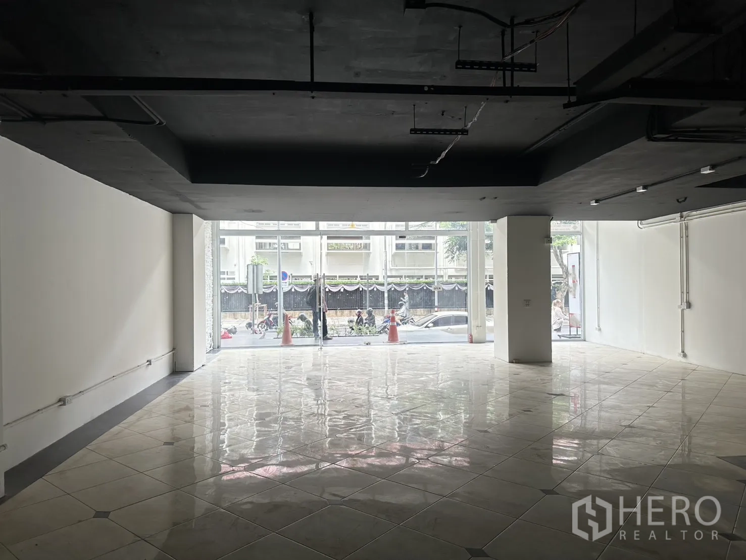 Retail Space for rent in Pathum Wan, Bangkok - Deep interior view toward the glass entrance and pavement outside.